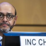 Le président des négociations sur le plastique Luis Vayas Valdivieso n'a pu que constater l'échec des pourparlers à Genève. KEYSTONE/EPA/MARTIAL TREZZINI